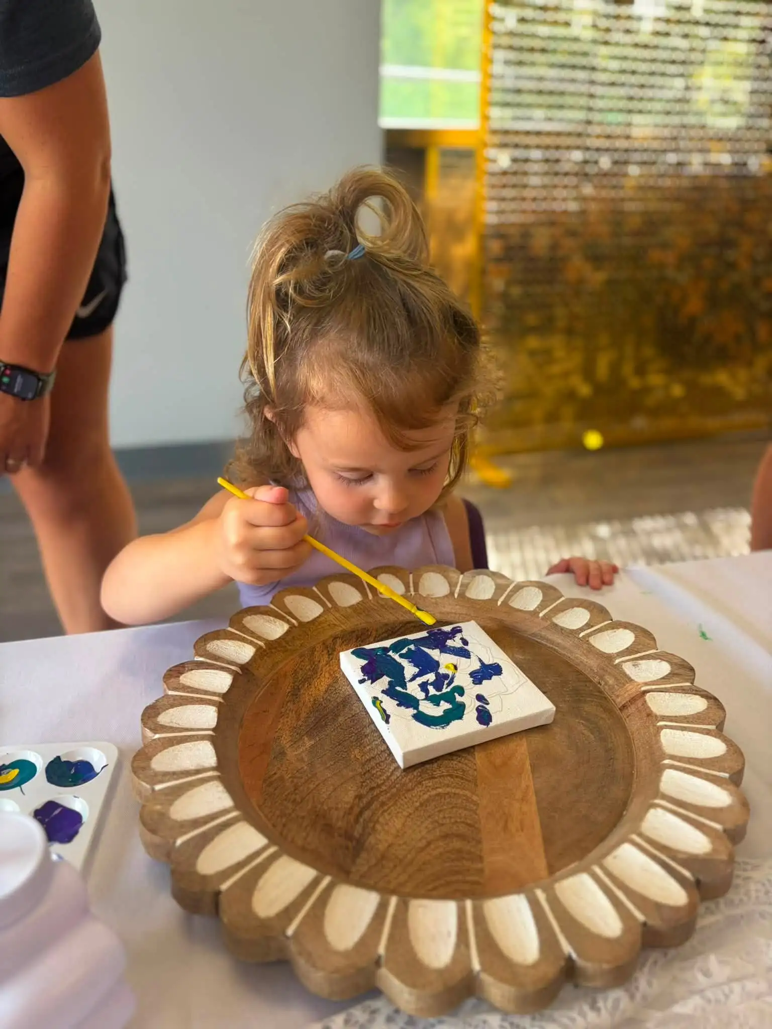 Kids painting at Unity Moves